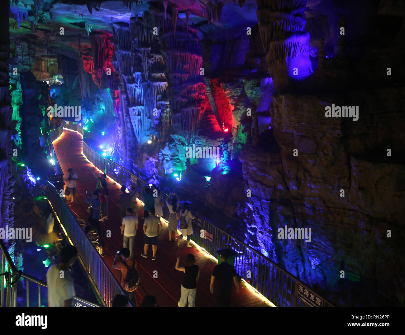 August 23, 2018 - Tai'an, Shandong, China - chinesische Touristen besuchen die das Great Rift Valley Mount Tai, Provinz Shandong, am 23. August 2018. Auf einer Fläche von 1,28 Millionen Quadratmetern, die 6.000 Meter ungerade lange Karsthöhle ist ungefähr 500 Millionen Jahren. Credit: Stephen Rasierer/ZUMA Draht/Alamy leben Nachrichten Stockfoto
