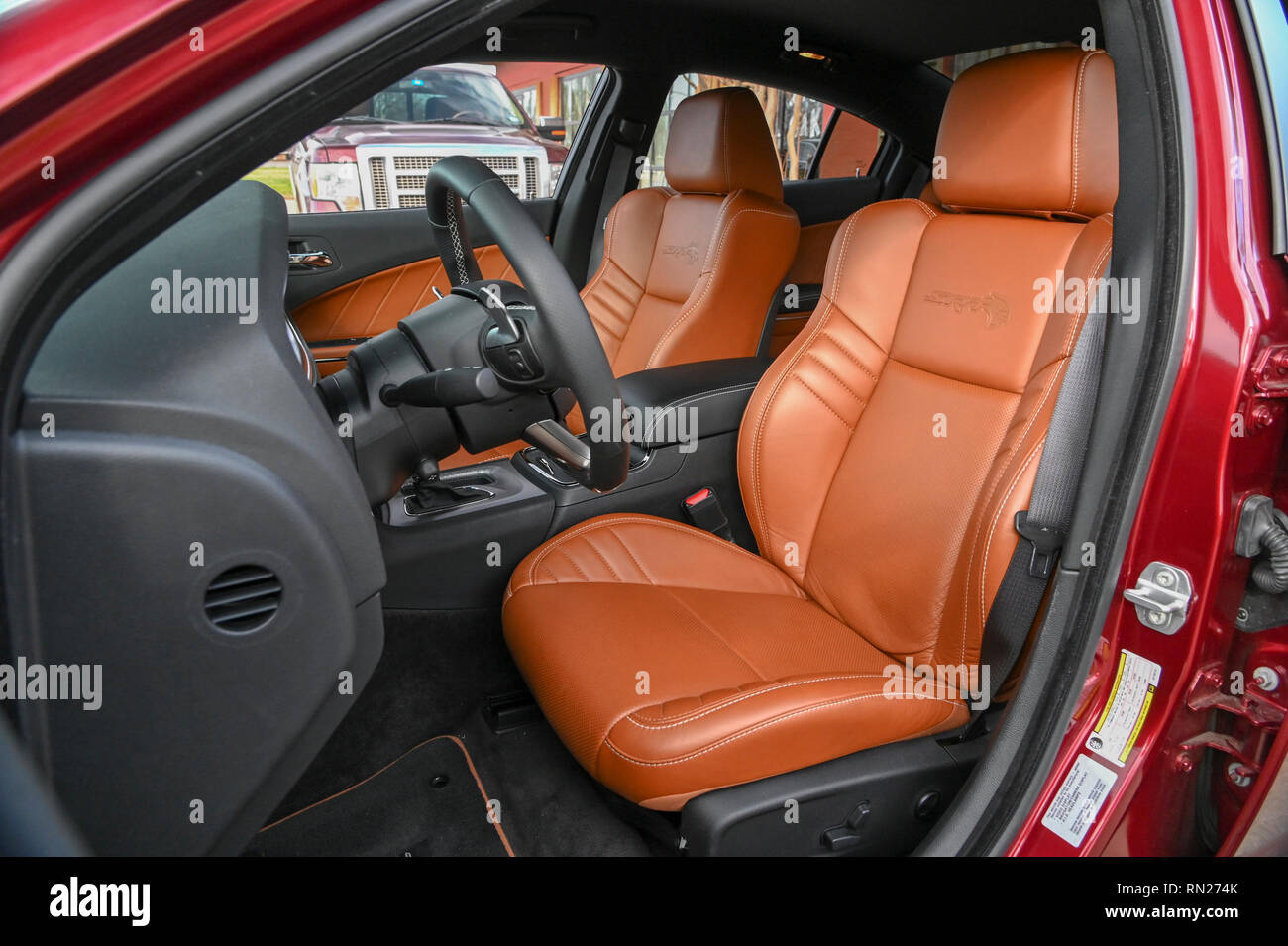 Feb 11, 2019: 2018 Dodge Charger SRT Hellcat 6,2L aufgeladenen HEMI Motor Albert Pena/CSM Stockfoto