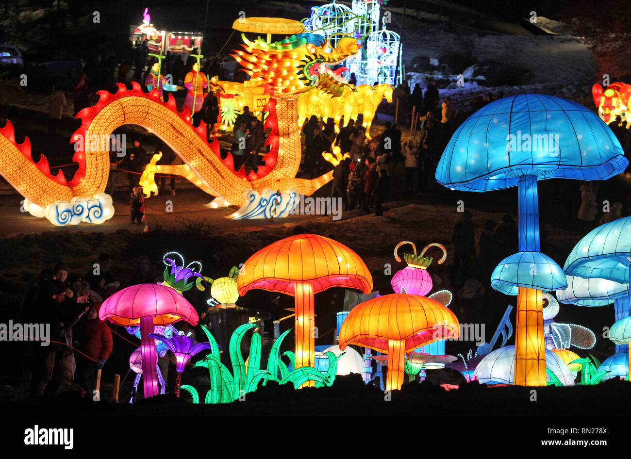 Kiew, Ukraine. 16. Februar 2019. Menschen gesehen auf Laternen Installationen während 'Giant Chinesische Laternen Festival" am Gesang Feld in Kiew. 15 tausend Glühbirnen und mehr als zwei Kilometer von Seide sind für 30 riesige Lichtinstallationen, von denen jede symbolisiert einen alten Volksmärchen oder Legende von China verwendet. Das Festival der riesigen chinesischen Laternen ist einer der bekanntesten Ausstellungen in der Welt, die in mehr als 40 Ländern abgehalten wurde, so die Veranstalter. Credit: SOPA Images Limited/Alamy leben Nachrichten Stockfoto