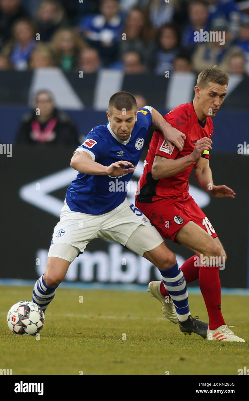 Matija Nastasic von Schalke 04, links, und der Freiburger Nils Petersen sind in Aktion während der deutschen Bundesliga Fußballspiel zwischen dem FC Schalke 04 und SC Freiburg an der VELTINS-Arena, Gelsenkrchen gesehen. (Endstand; SC Freiburg 0:0 FC Schalke 04) Stockfoto