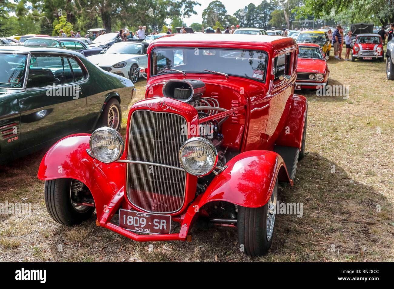 Victoria, Australien. 17. Feb 2019. Die Daylesford Motorfest hat sich aus einer monatlichen lokale Autos und Kaffee treffen einmal im Jahr eine Extravaganz, die geworden ist ein Muss für den Motorsport oder Autoenthusiast besuchen gewachsen. Es Veranstaltung hat Demonstrationen und zeigt, Handel ausgeht, und Strassenverkäufer sowie live Musik und eine gut gekleidete Wettbewerb. In diesem Jahr sah es eine Rekordkulisse in Anwesenheit.. Credit: Brett Keating/Alamy leben Nachrichten Stockfoto