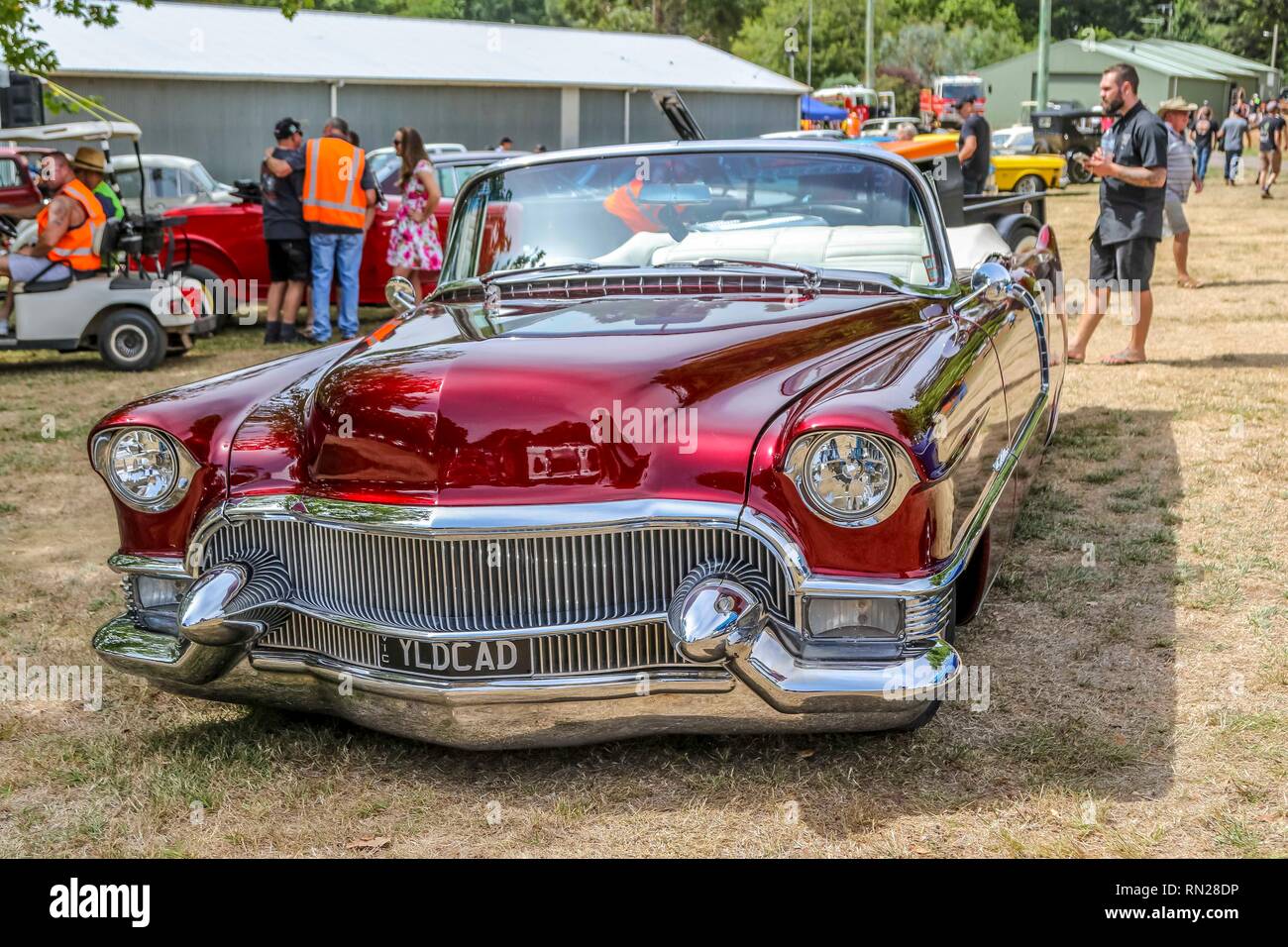 Victoria, Australien. 17. Feb 2019. Die Daylesford Motorfest hat sich aus einer monatlichen lokale Autos und Kaffee treffen einmal im Jahr eine Extravaganz, die geworden ist ein Muss für den Motorsport oder Autoenthusiast besuchen gewachsen. Es Veranstaltung hat Demonstrationen und zeigt, Handel ausgeht, und Strassenverkäufer sowie live Musik und eine gut gekleidete Wettbewerb. In diesem Jahr sah es eine Rekordkulisse in Anwesenheit.. Credit: Brett Keating/Alamy leben Nachrichten Stockfoto