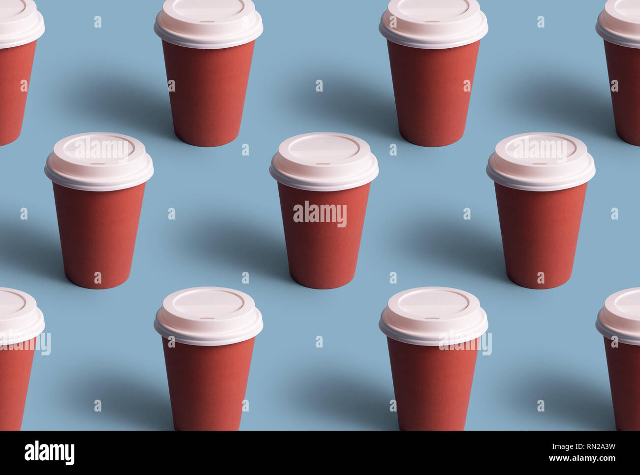 Verfügbare Kaffeetassen in einer Reihe über blauen Hintergrund organisiert Stockfoto