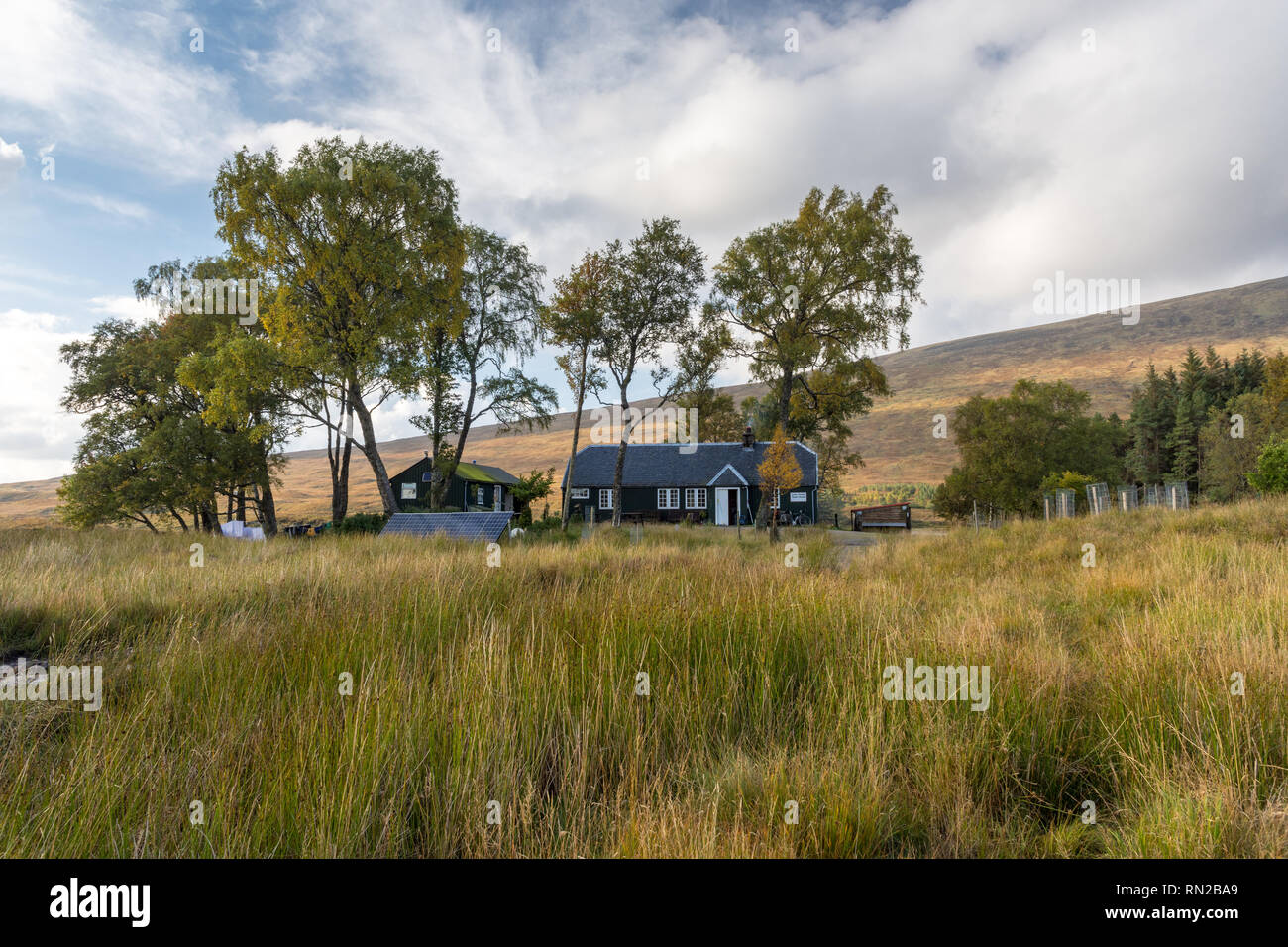 Corrour, Schottland, UK - 25. September 2017: Herbst Sonne scheint auf der einfachen Kabinen des Loch Ossian Jugendherberge im abgelegenen Hochland von Schottland. Stockfoto