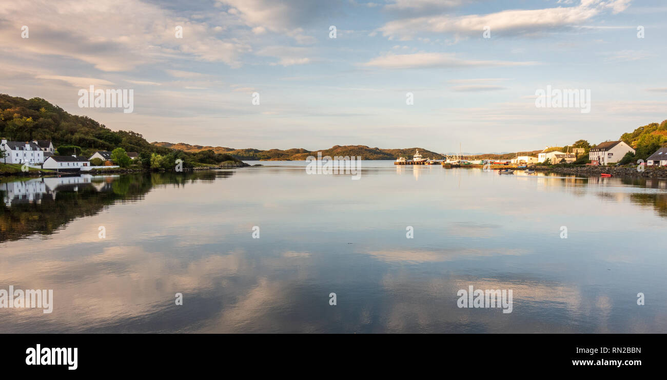 Gairloch, Schottland, Großbritannien - 23 September, 2017: Hütten stehen am Ufer des Charlestown Harbour, einem Fischerdorf in der Nähe von Gairloch in den abgelegenen northw Stockfoto