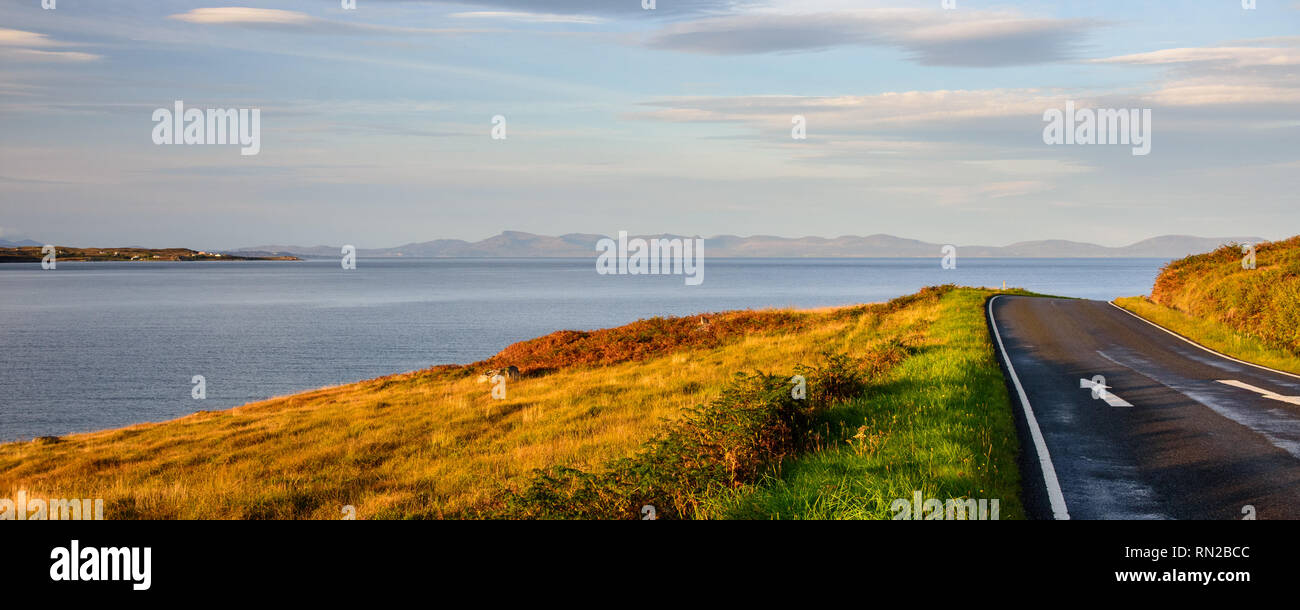 Die trotternish Berge der Insel Skye steigen vom Atlantischen Ozean als von gairloch an der Westküste der Highlands von Schottland gesehen. Stockfoto