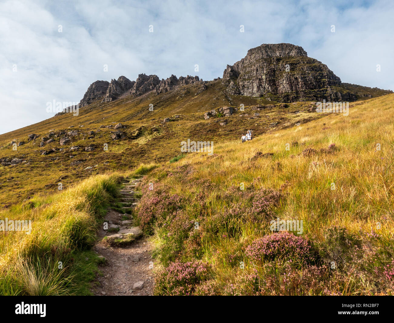 Ullapool, Schottland, Großbritannien - 19 September 2017 : Ein paar Wanderer hinab wandern Fußweg auf Stac Pollaidh Berg in Assynt im Hochland von Scotla Stockfoto