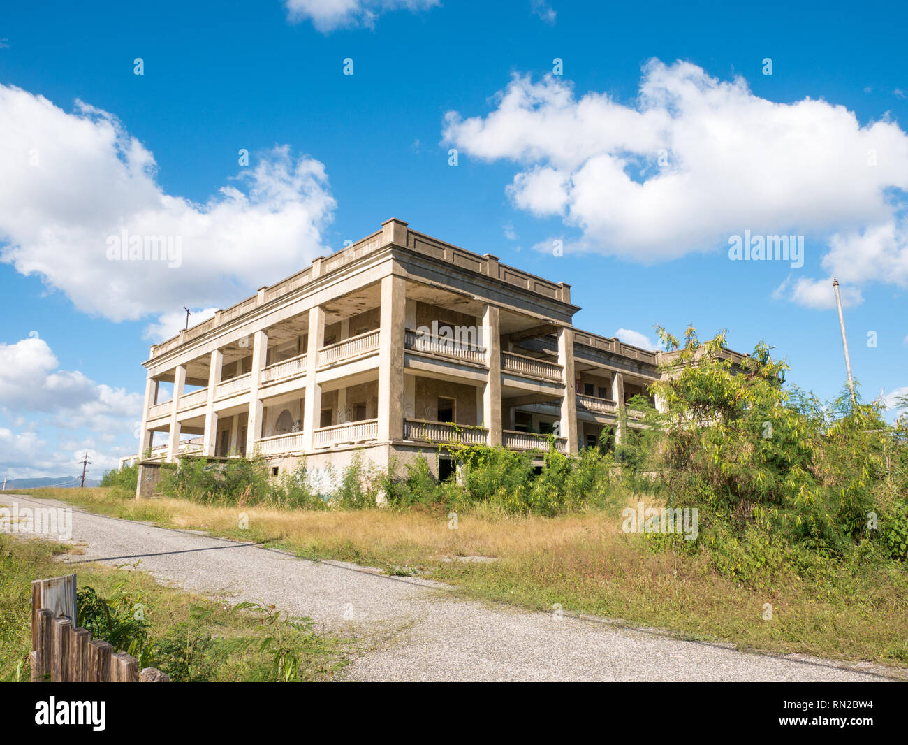 Verlassene alte Krankenhaus in der Landschaft von Puerto Rico. Stockfoto