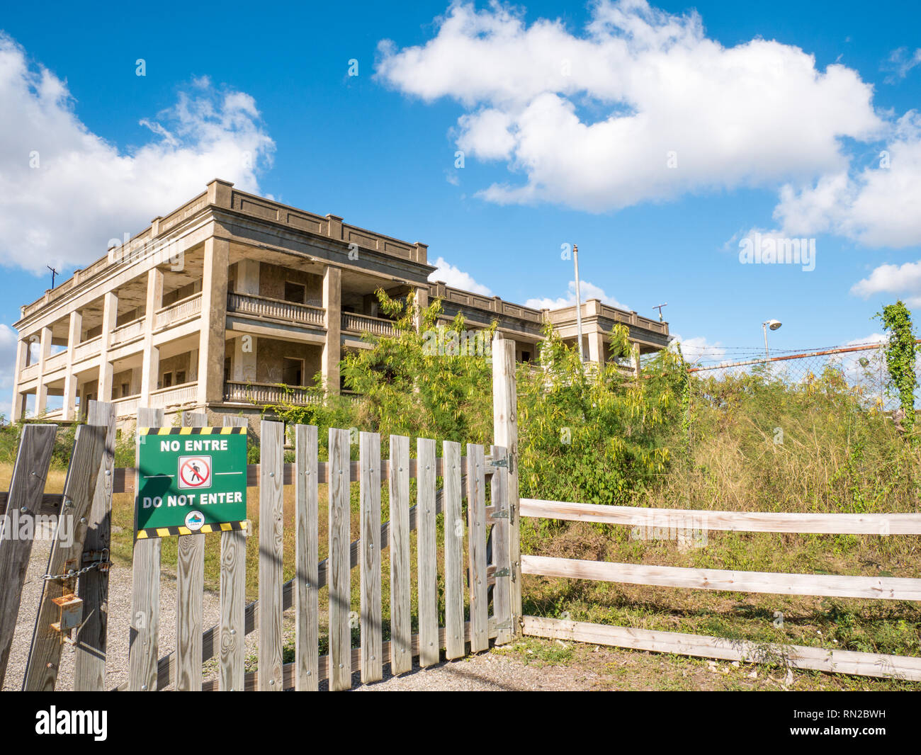 Verlassene alte Krankenhaus in der Landschaft von Puerto Rico. Stockfoto