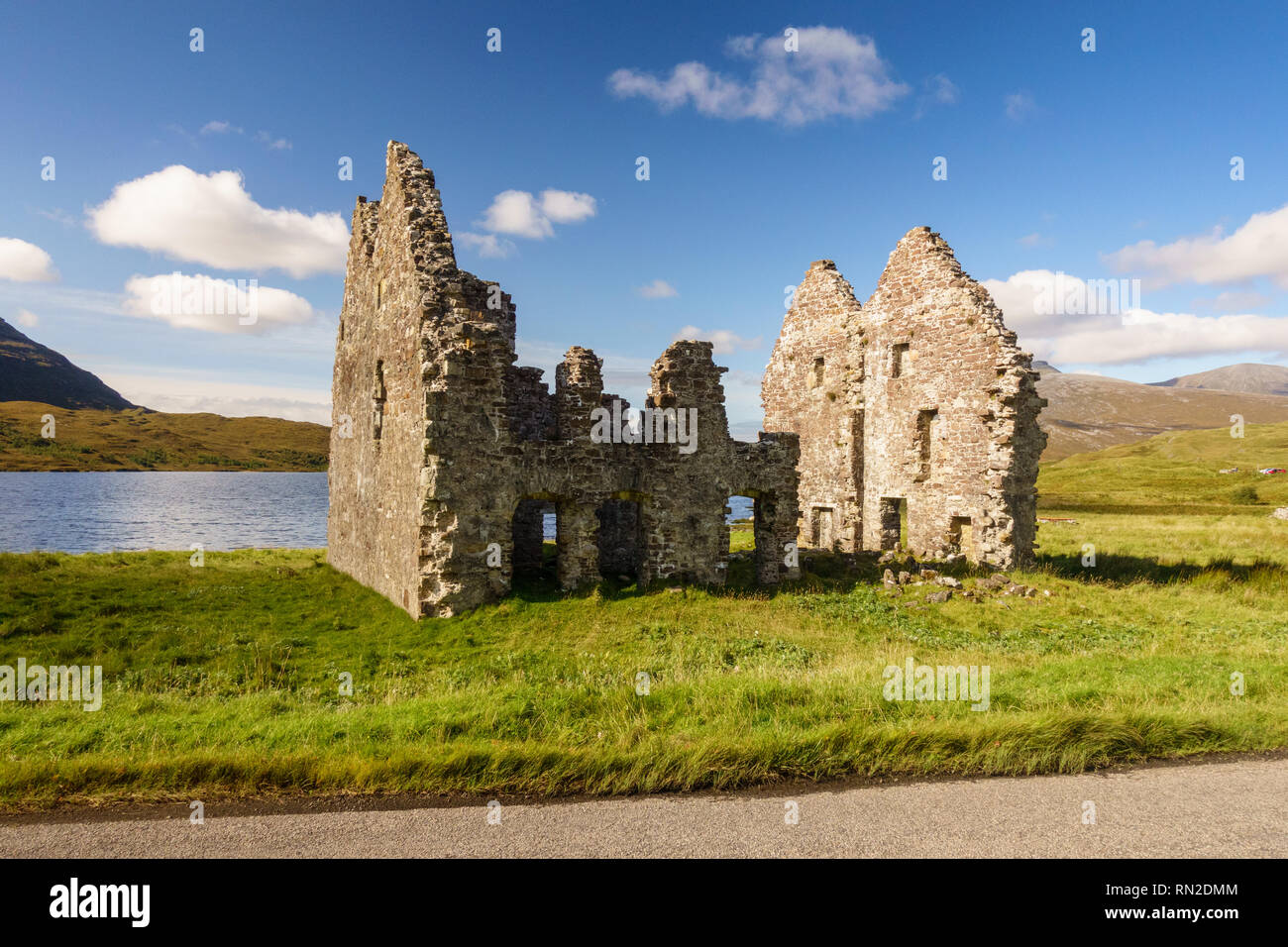 Die Ruinen von Calda Haus stand am Ufer des Loch Assynt See unter den Bergen von Sutherland in den Highlands von Schottland. Stockfoto