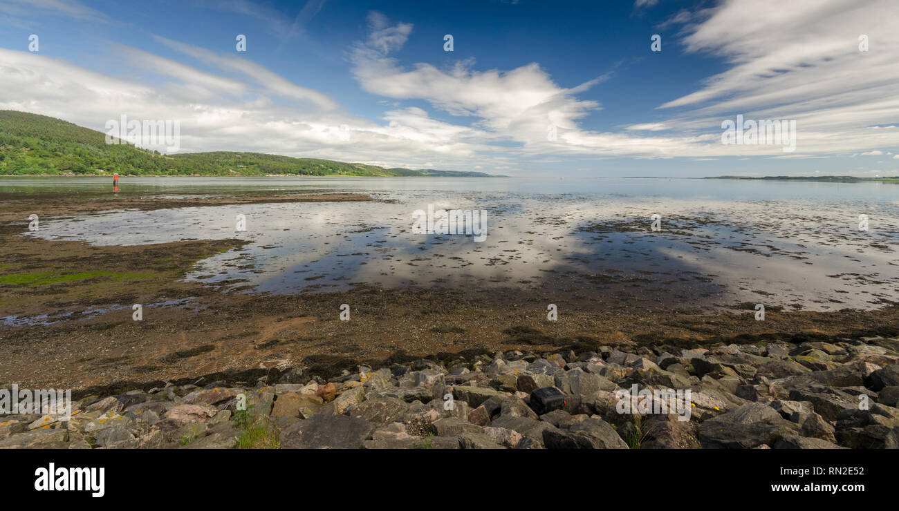 Blue Sky ist in den Gewässern des Moray Firth bei Inverness in den Highlands von Schottland. Stockfoto