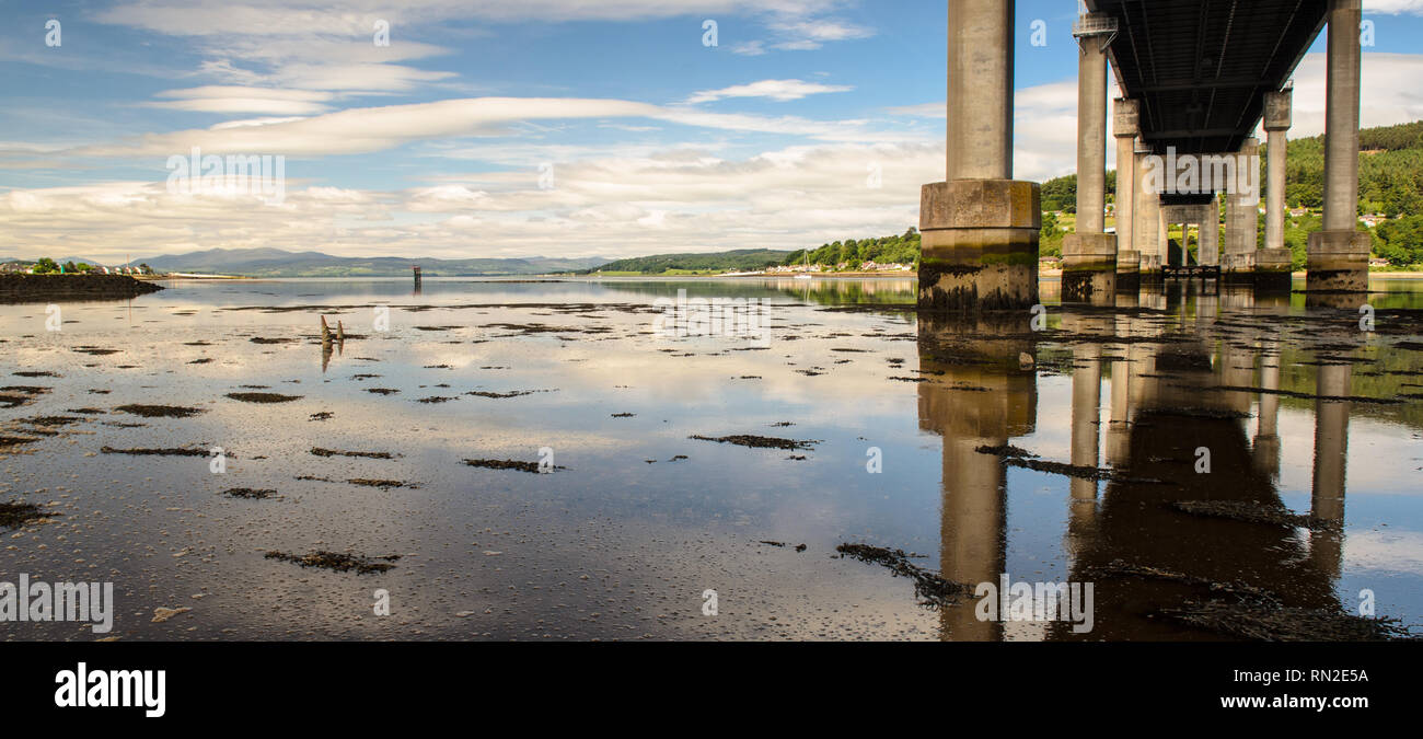 Die A9 Kessock Brücke der Beauly Firth, ein Ästuar- Einlass der Nordsee in Inverness in den Highlands von Schottland überquert. Stockfoto