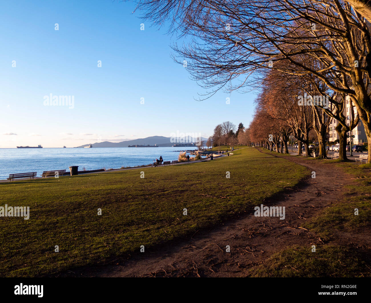 English Bay Beach an einem sonnigen Nachmittag in Vancouver - Horizontal Stockfoto