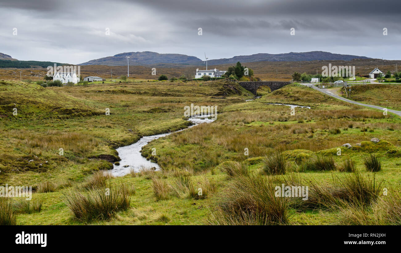 Broadford, Schottland, Großbritannien - 19 September 2013: Verstreute cottages Form eines verteilten ländlichen Siedlung um eine moorlandschaft Stream und Brücke auf der A87 Straße Stockfoto