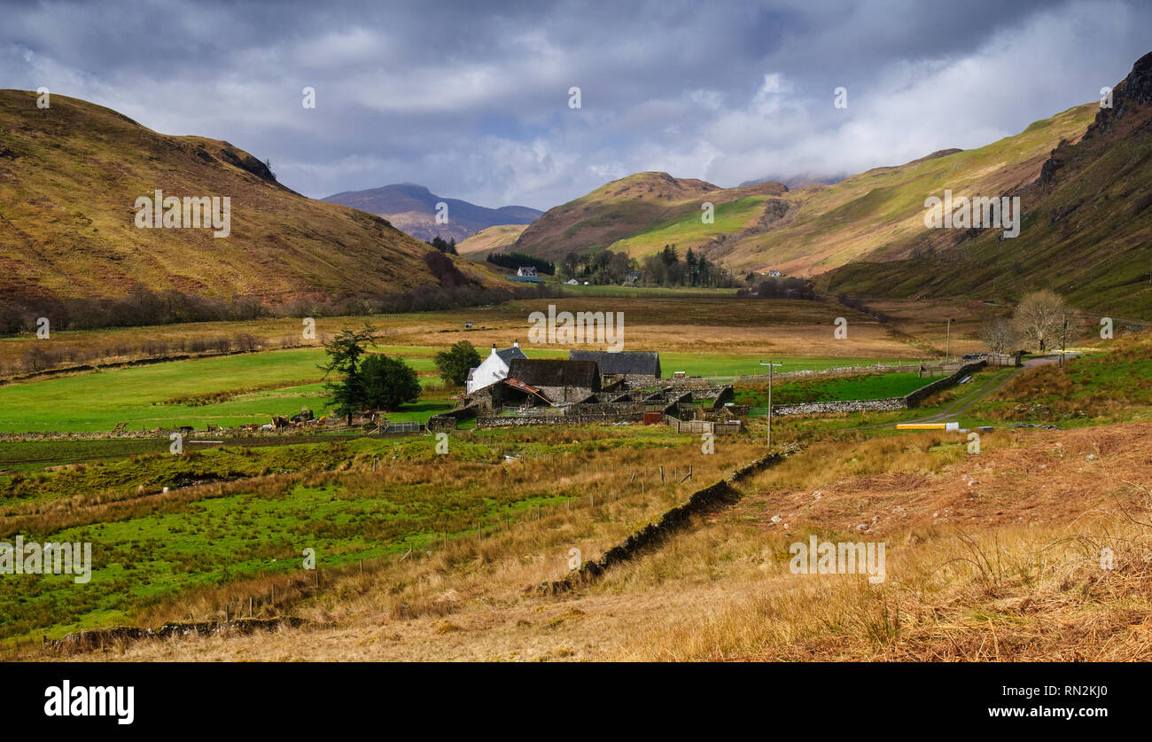 Ein Bauernhof und Felder füllt das Tal von Glen mehr in der Nähe von Glenelg Dorf unter den Bergen in den Northwest Highlands von Schottland, mit Bergen Stockfoto