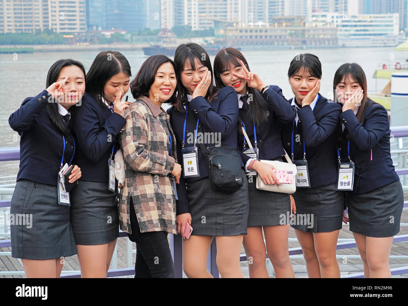Koreanische Frauen auf Tour in Portrait der Bund Promenade in Shanghai. Stockfoto