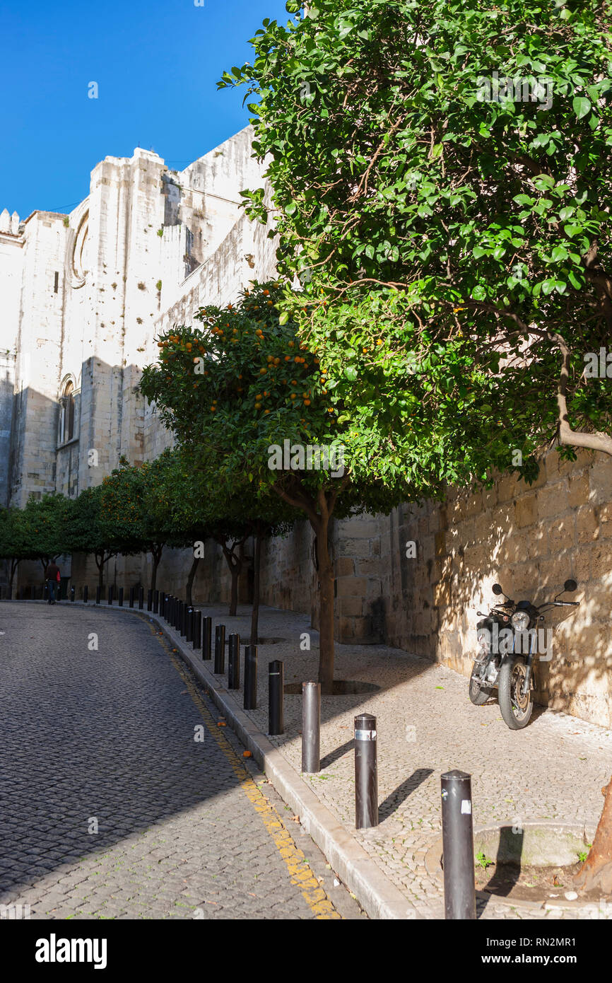 Cruzes da Sé, Alfama, mit Orangenbäumen und darüber hinaus, einen Blick auf die Kathedrale, Lissabon, Portugal Stockfoto