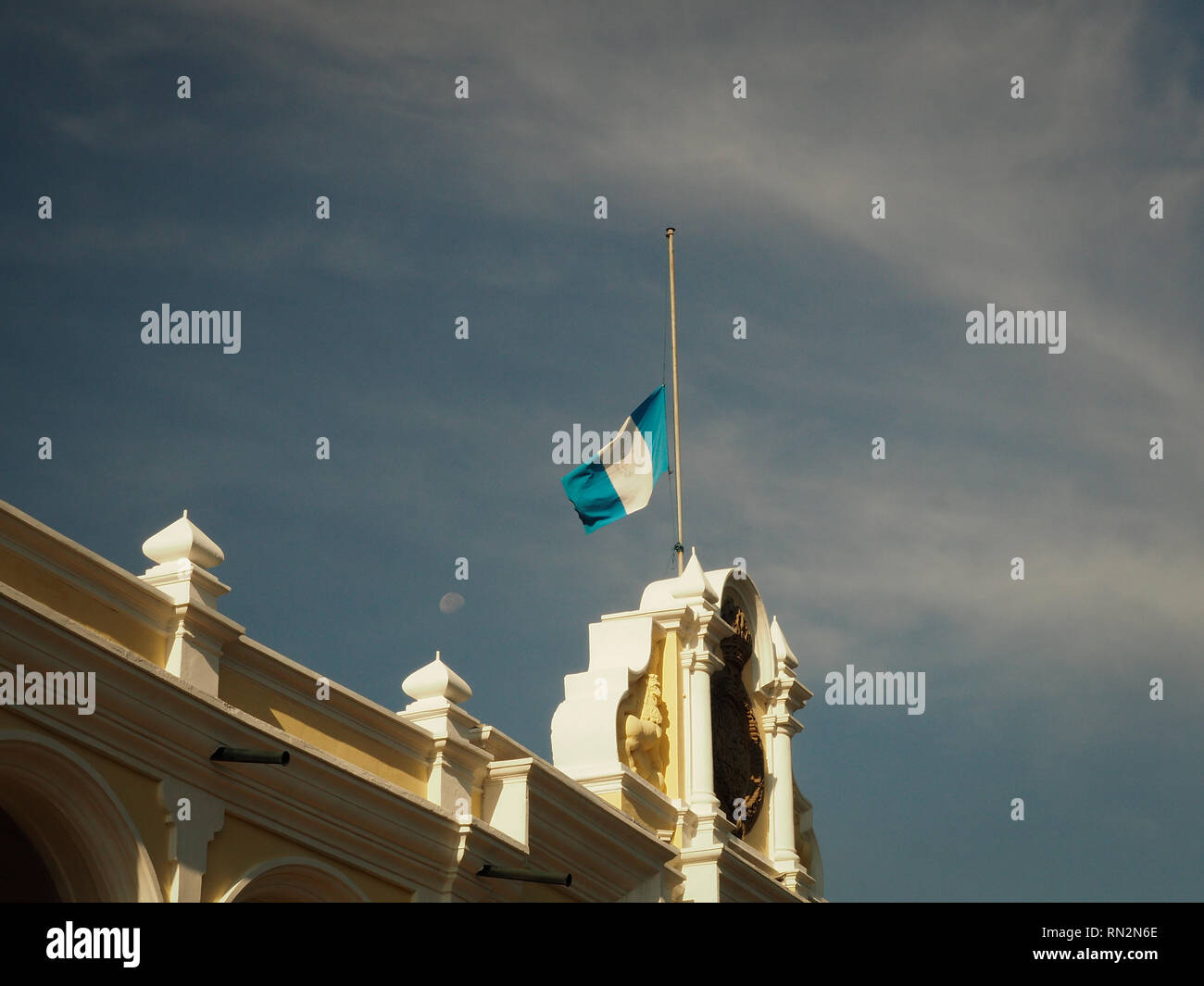 Flagge Guatemala auf der Oberseite des Palastes in Antigua, Guatemala Stockfoto