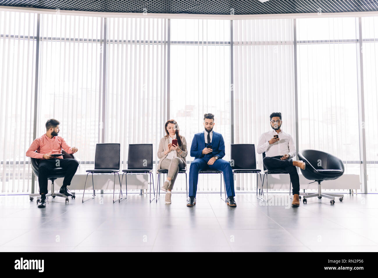 Executive Menschen in fashipn passt die Zeit mit Ihre Gadgets. waitness. Stockfoto