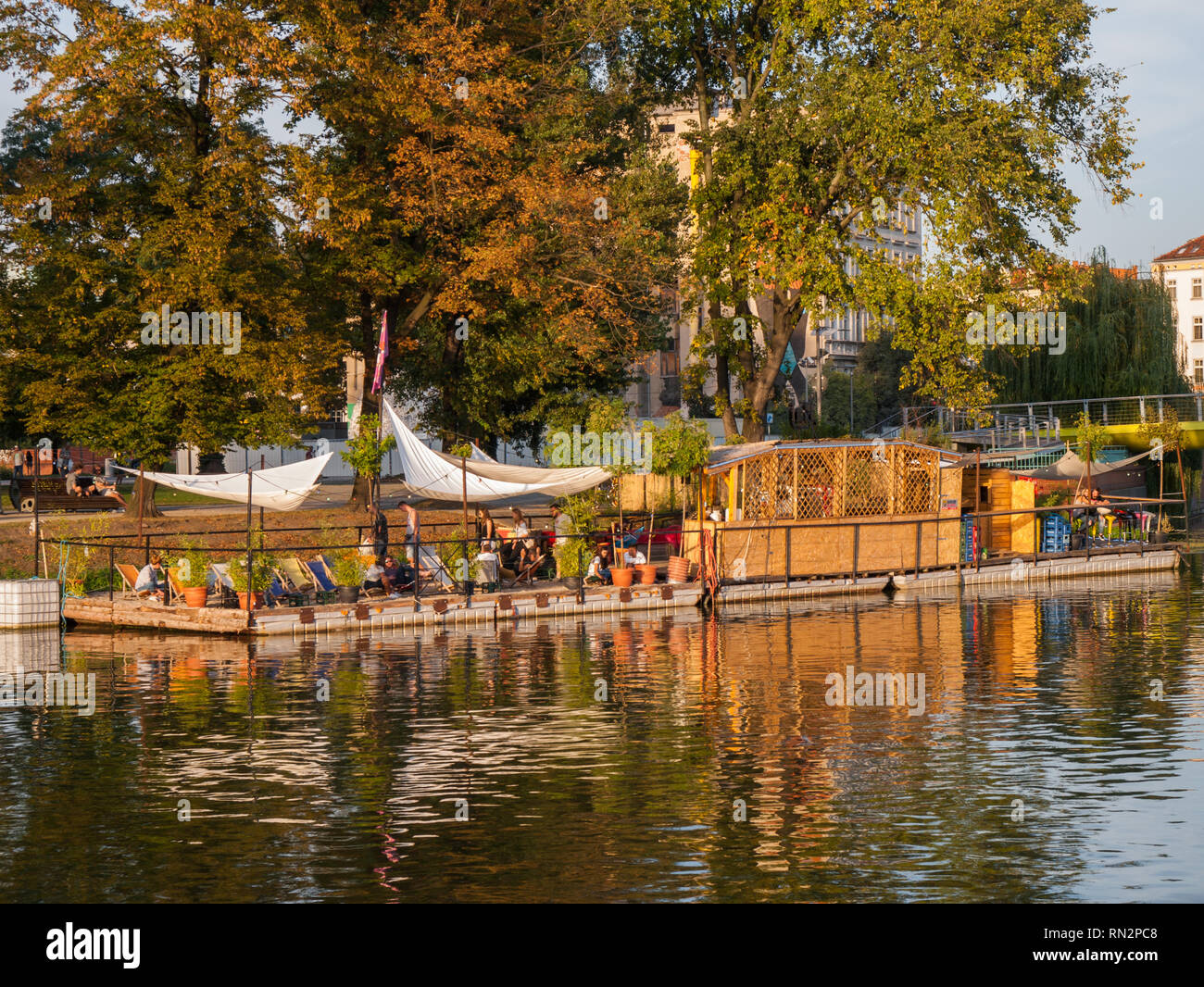 Air Cafe am Ufer des Flusses oder in Wroclaw, Polen öffnen. Stockfoto