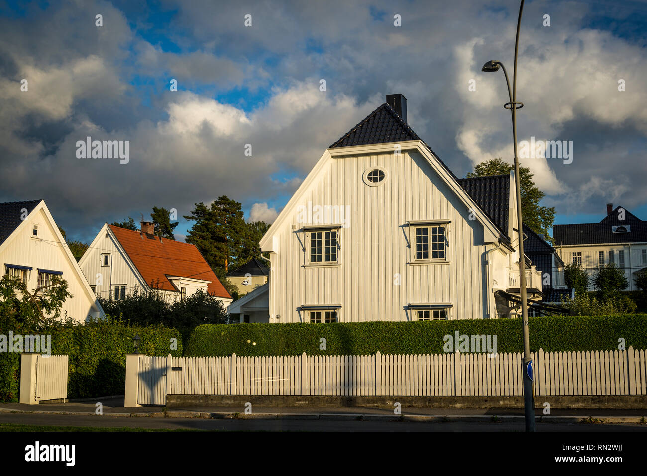 Schöne Wohnhäuser mit weissen Lattenzaun im wohlhabenden Vorort der Halbinsel Bygdoy, Oslo, Norwegen Stockfoto