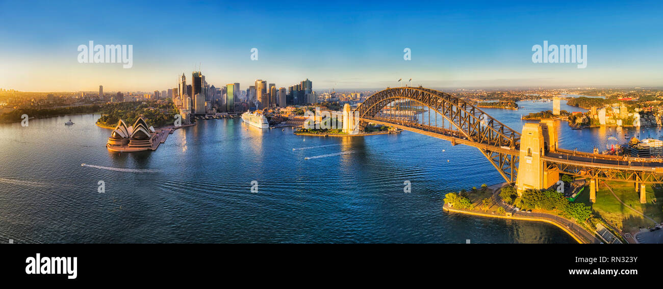 Warme und weiche Morgensonne Licht auf großen Stadt Sydney CBD Grenzsteine um Sydney Harbour von oben betrachtet - Luftbild breites Panorama mit Blick auf Cicrular Quay Stockfoto