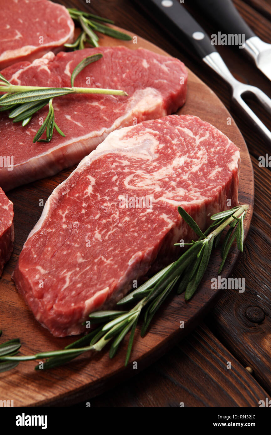 Rohen Steak. Barbecue Rib Eye Steak, trockenen Jahren Wagyu Entrecote. Vielzahl an Raw Black Angus Prime Fleisch steaks Machete, Roastbeef, Rib Eye, Filet füllen Stockfoto