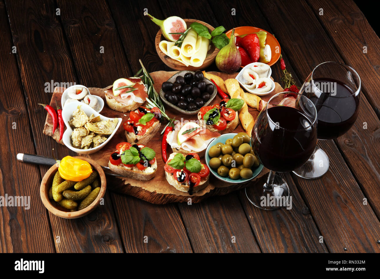 Italienische Antipasti Wein Snacks. Käsesorte, mediterrane Oliven ...
