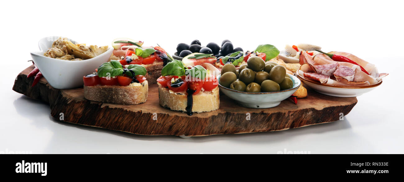 Italienische Antipasti Wein Snacks. Käsesorte, mediterrane Oliven, Gurken, Prosciutto di Parma, Tomaten, Artischocken auf dem Tisch Stockfoto