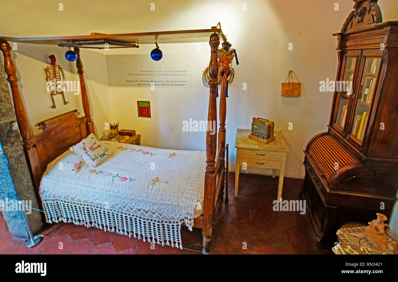 Schlafzimmer in Frida Kahlo Museum, Casa de Azul, in Mexiko Stadt. Stockfoto