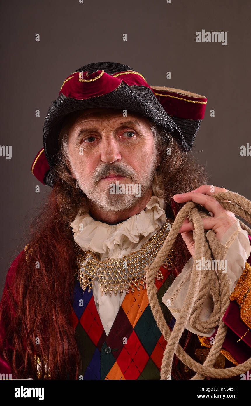 Die alten redhead Piraten Kapitän mit Seil, Portrait, Studio shot Stockfoto