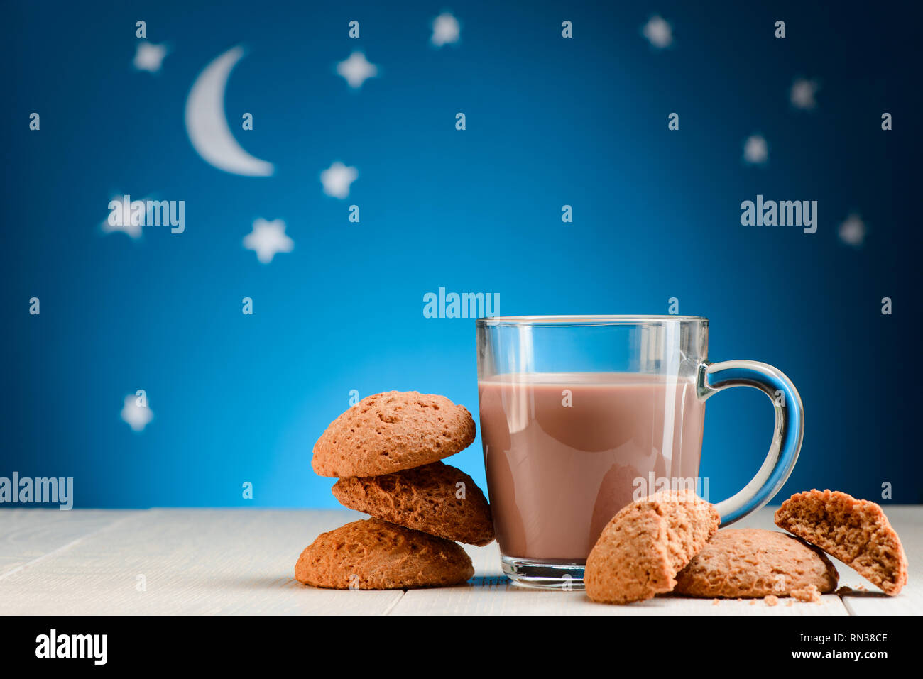 Leckere Cookies und Kakao Stockfoto