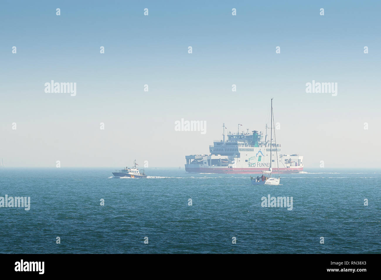 Die Red Funnel Fähren, Autofähre (Autofähre), MV ROTE FALKEN, Auf dem Weg von der Isle Of Wight Zum Hafen von Southampton, UK. Februar 2019. Stockfoto