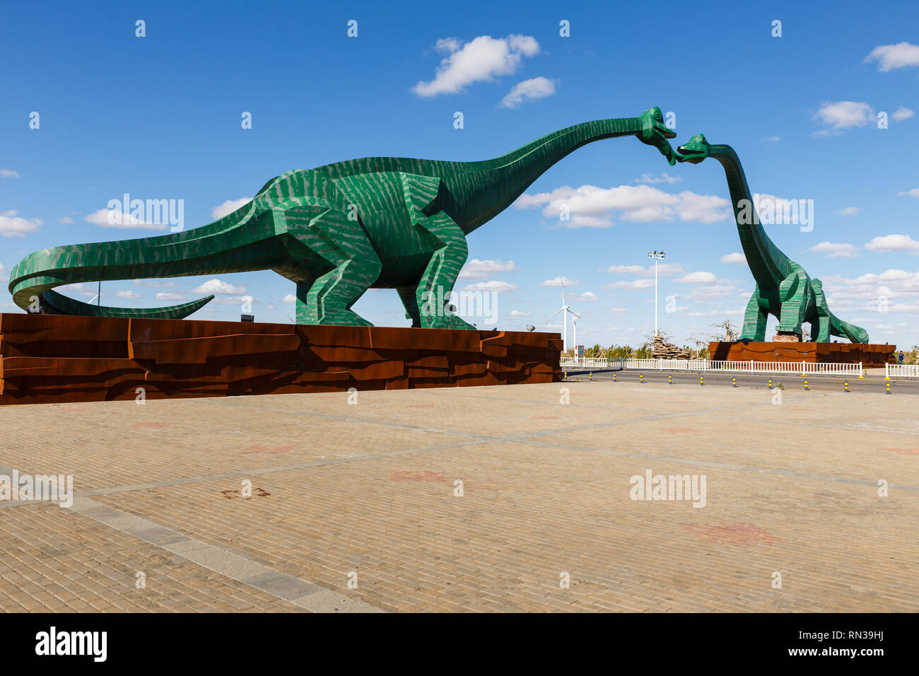 Erenhot, der Inneren Mongolei, China - 23. September 2018: Zwei grüne küssen Dinosaurier. Statuen von zwei Dinosaurier auf beiden Seiten der Straße in der Nähe der Stadt. Stockfoto