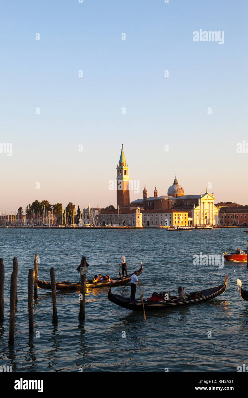 Gondeln auf die Lagune in Basino San Marco bei Sonnenuntergang, Venedig, Venetien, Italien mit der Insel San Giorgio Maggiore hinter am Goldenen Stunde Stockfoto