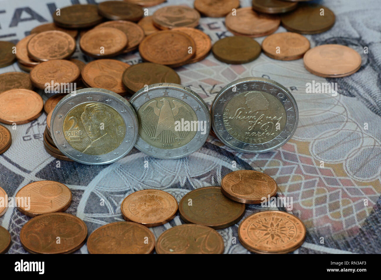 Euro-Münzen und Euro Cent Münzen auf einem alten österreichischen tausend Schilling bill Stockfoto
