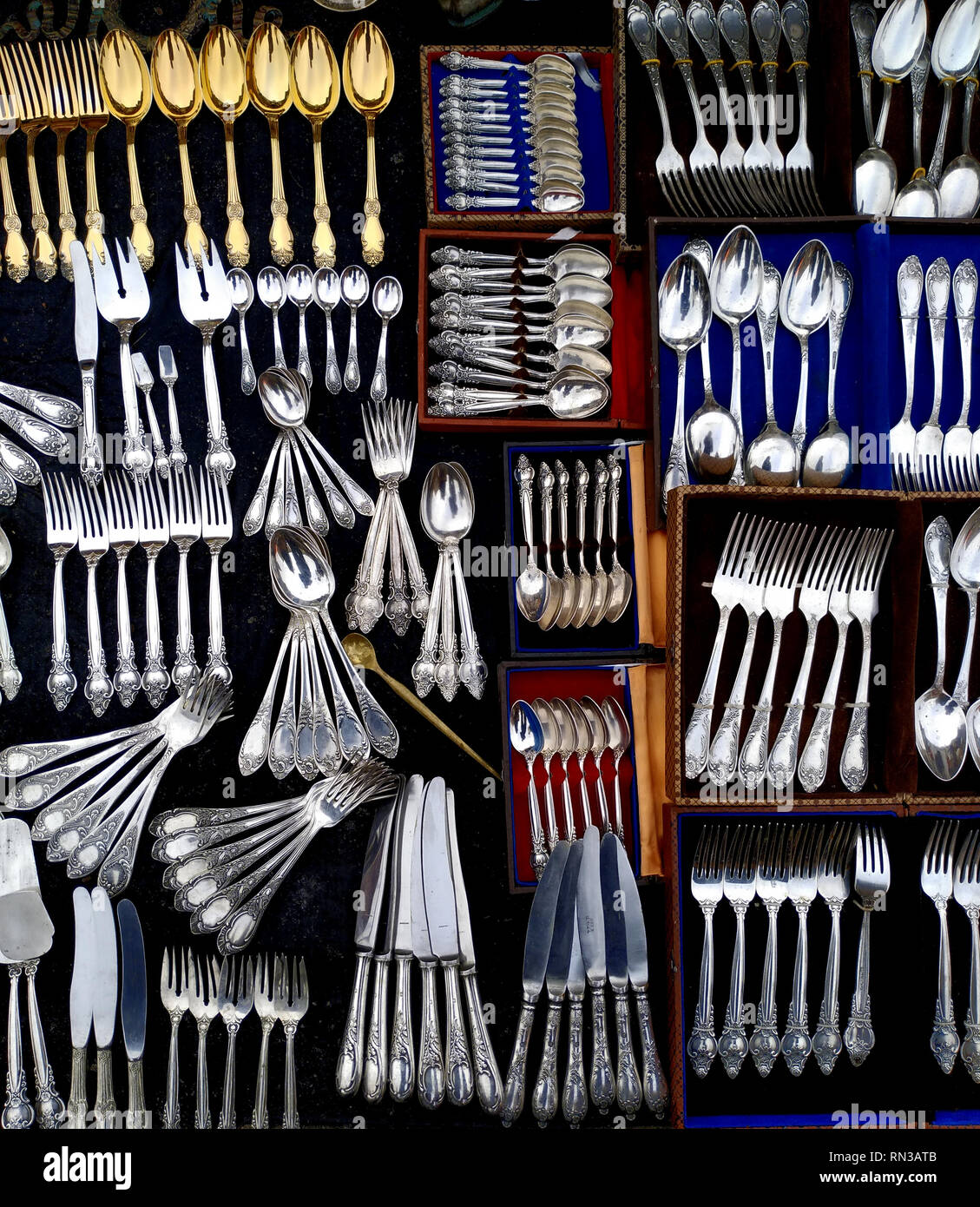 Alt, vintage Silber und Neusilber Besteck auf dem Flohmarkt, der Ukraine,  Kiew Stockfotografie - Alamy