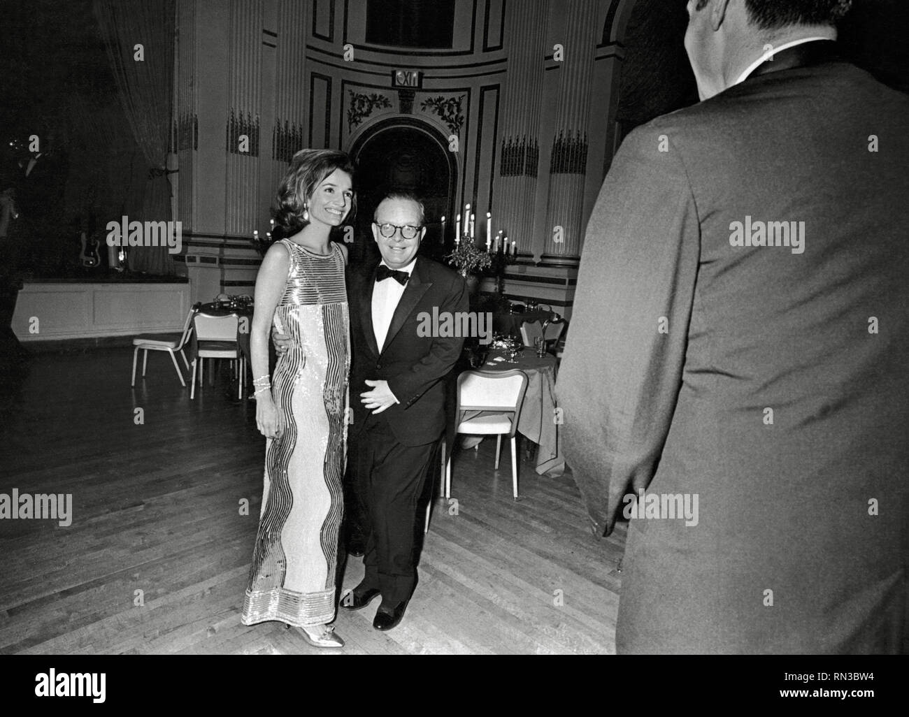 Lee Radziwill und Truman Capote im Großen Ballsaal des Plaza Hotel in Capotes schwarze und weiße Kugel zu Ehren der Verlag Kay Graham, 28. November 1966. Datei Referenz Nr. 1204 006 THA Stockfoto