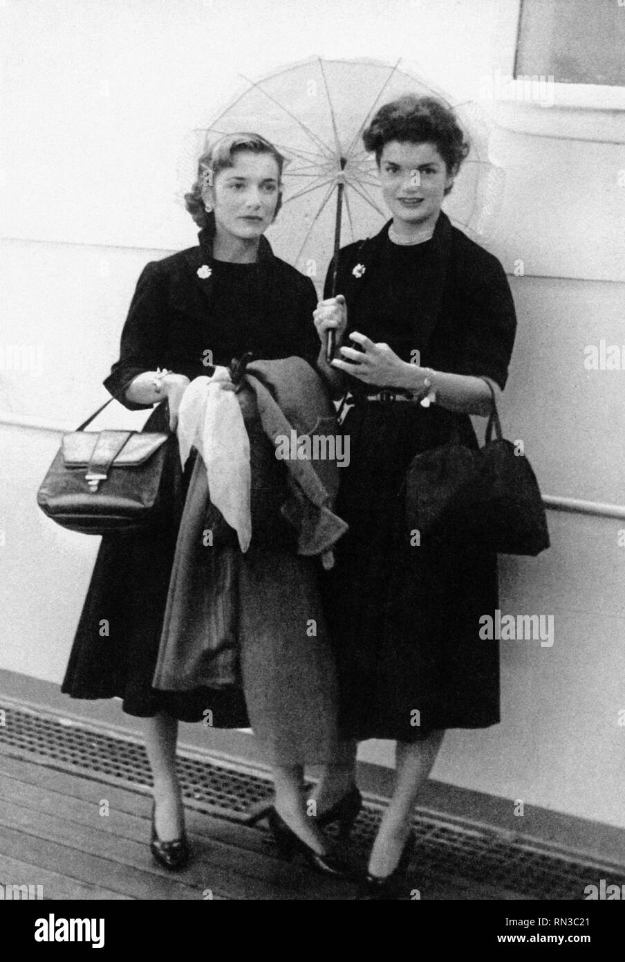 Lee Radziwill, Links, und ihre Schwester Jacqueline Bouvier (die Zukunft Jackie Kennedy) am 15. September 1951 Datei Referenz Nr. 1204_011 THA Stockfoto