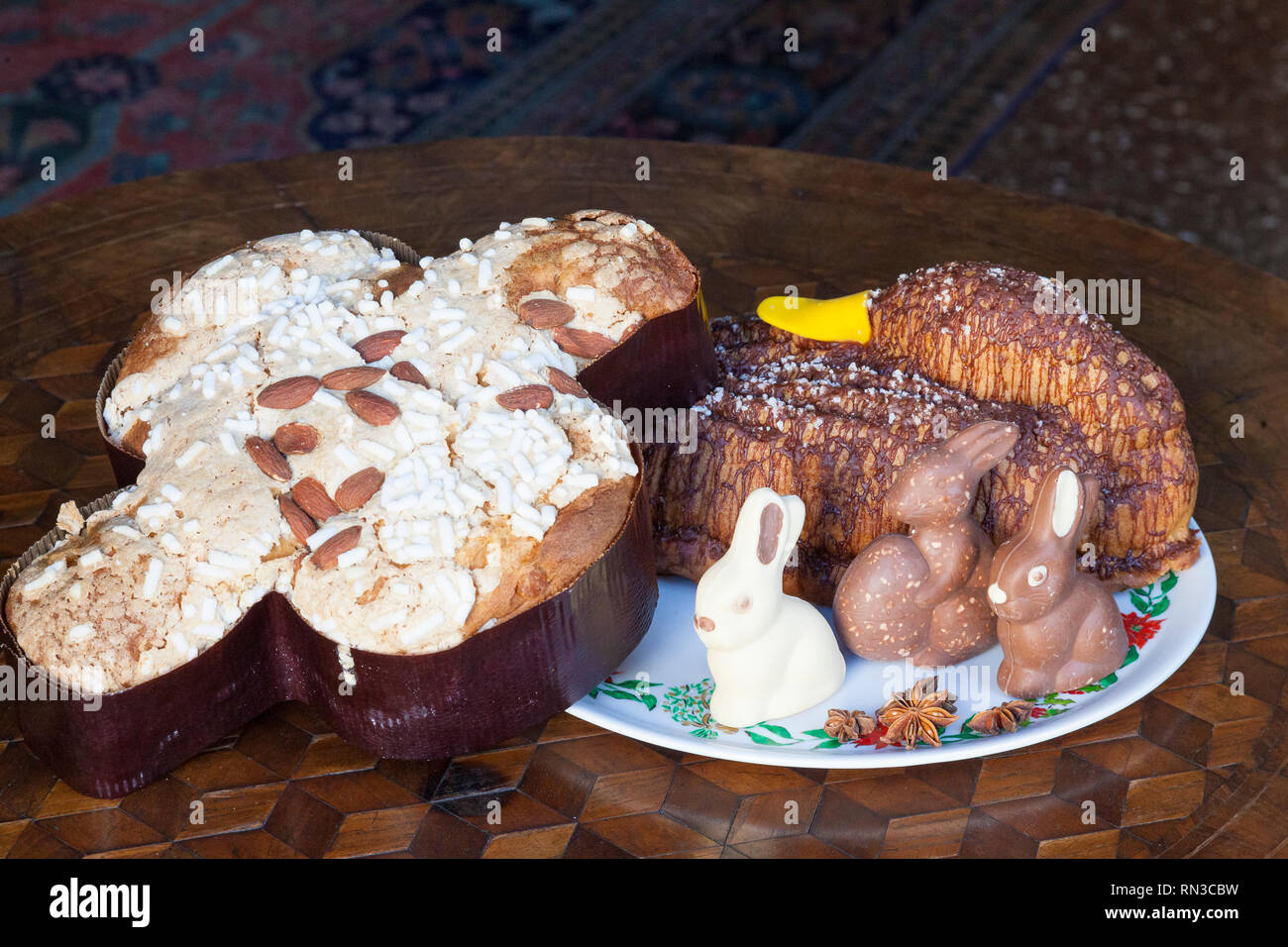 Italienische Ostern Kuchen, Columba oder Taube Kuchen mit Gewürze, Nüsse und getrocknete Früchte mit Schokolade Eier und eine Ente geformte spicy orange Ostern cak Stockfoto
