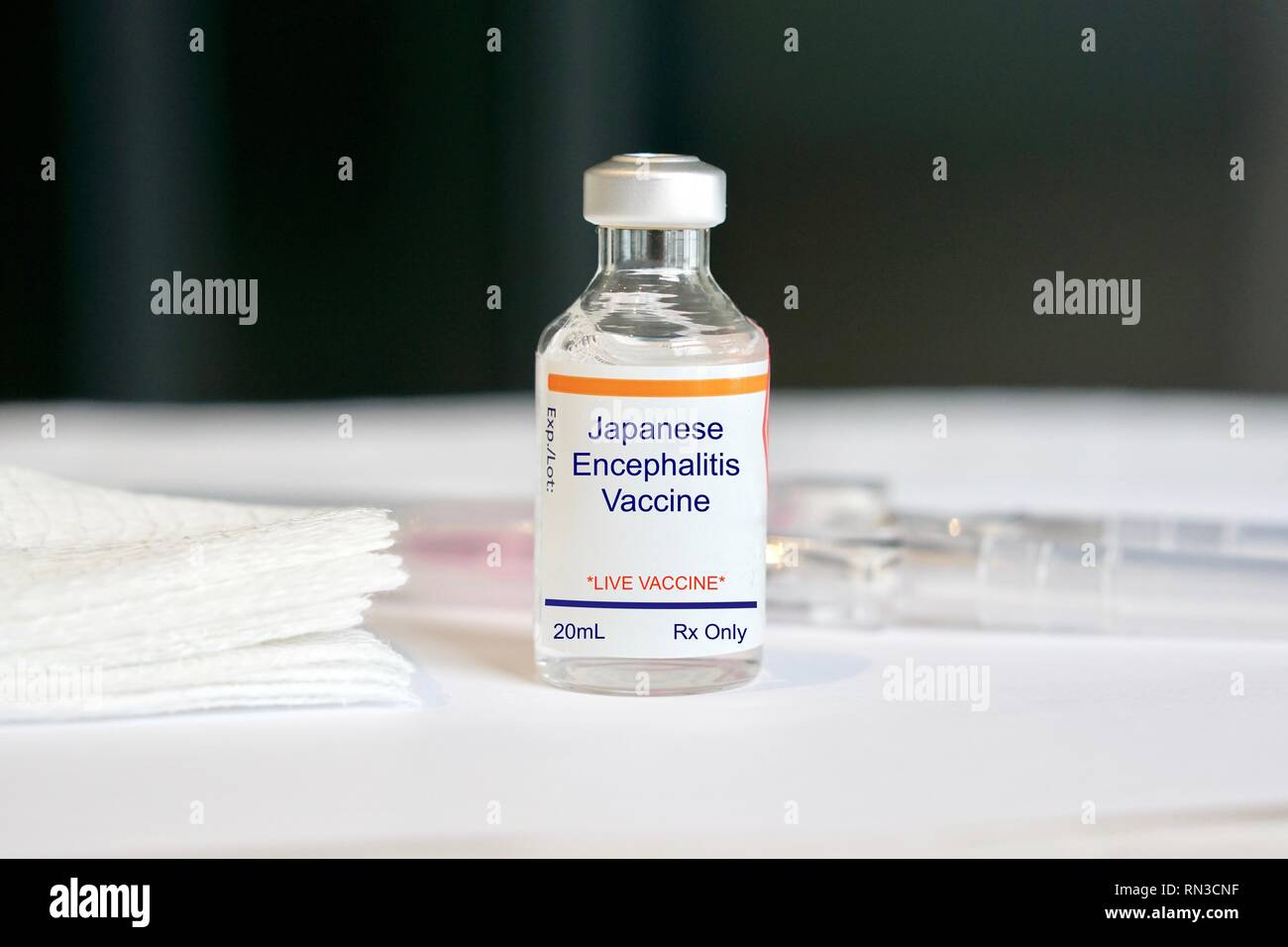 Impfstoff gegen Japanische Enzephalitis in einer Durchstechflasche aus Glas in einer medizinischen Einrichtung Stockfoto
