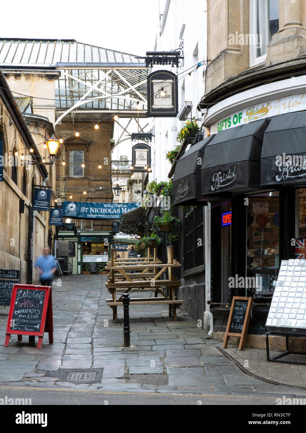 SWINDON, UK - 16. FEBRUAR 2019: Hl. Nikolaus Markt, Mais Street, Bristol England Großbritannien Stockfoto