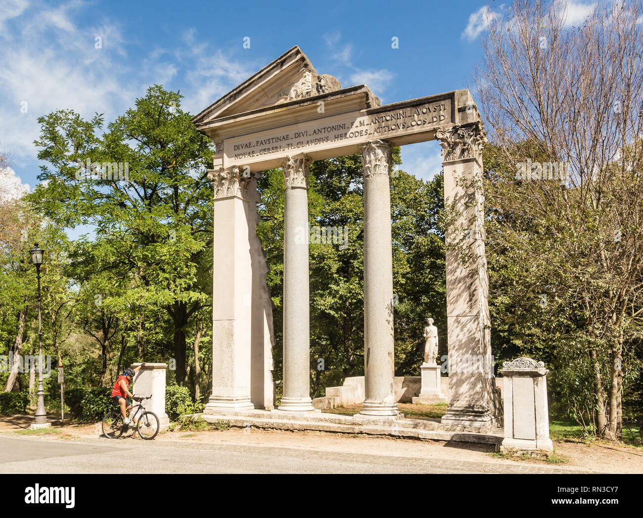 Fußgänger, Route von den Gärten der Villa Borghese Park. Rom, Italien Stockfoto