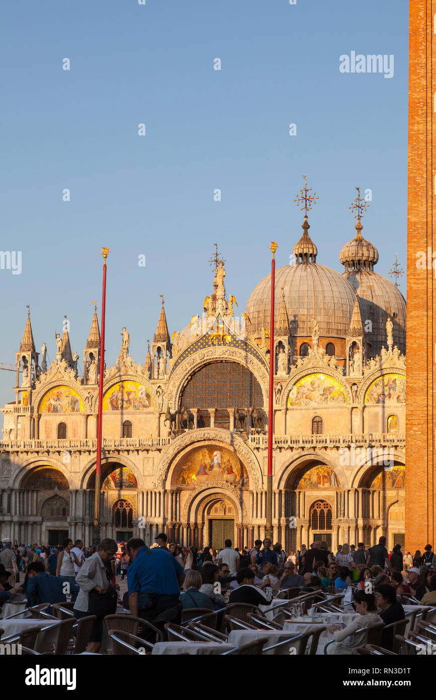 Piazza San Marco und der Basilika San Marco, St Marks Kathedrale, bei Sonnenuntergang, Venedig, Venetien, Italien während der Goldenen Stunde mit Touristen im Vordergrund. Stockfoto