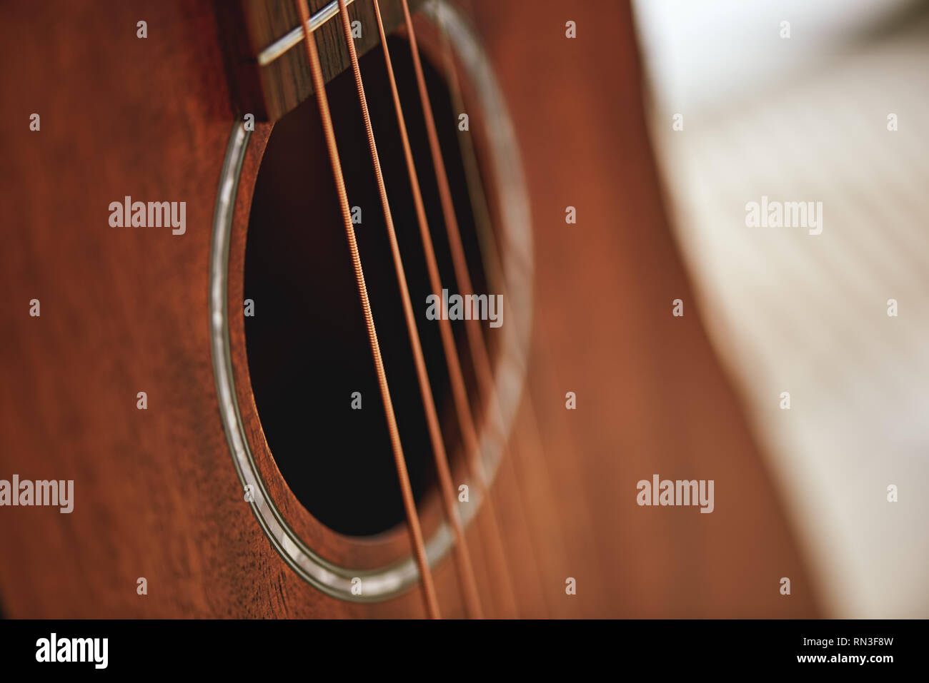 Erhalten Sie Ihr Instrument zu kennen. Nahaufnahme Foto von akustischen Gitarren Sound Loch. Musik Equipment. Musikinstrumente. Musik Konzept Stockfoto
