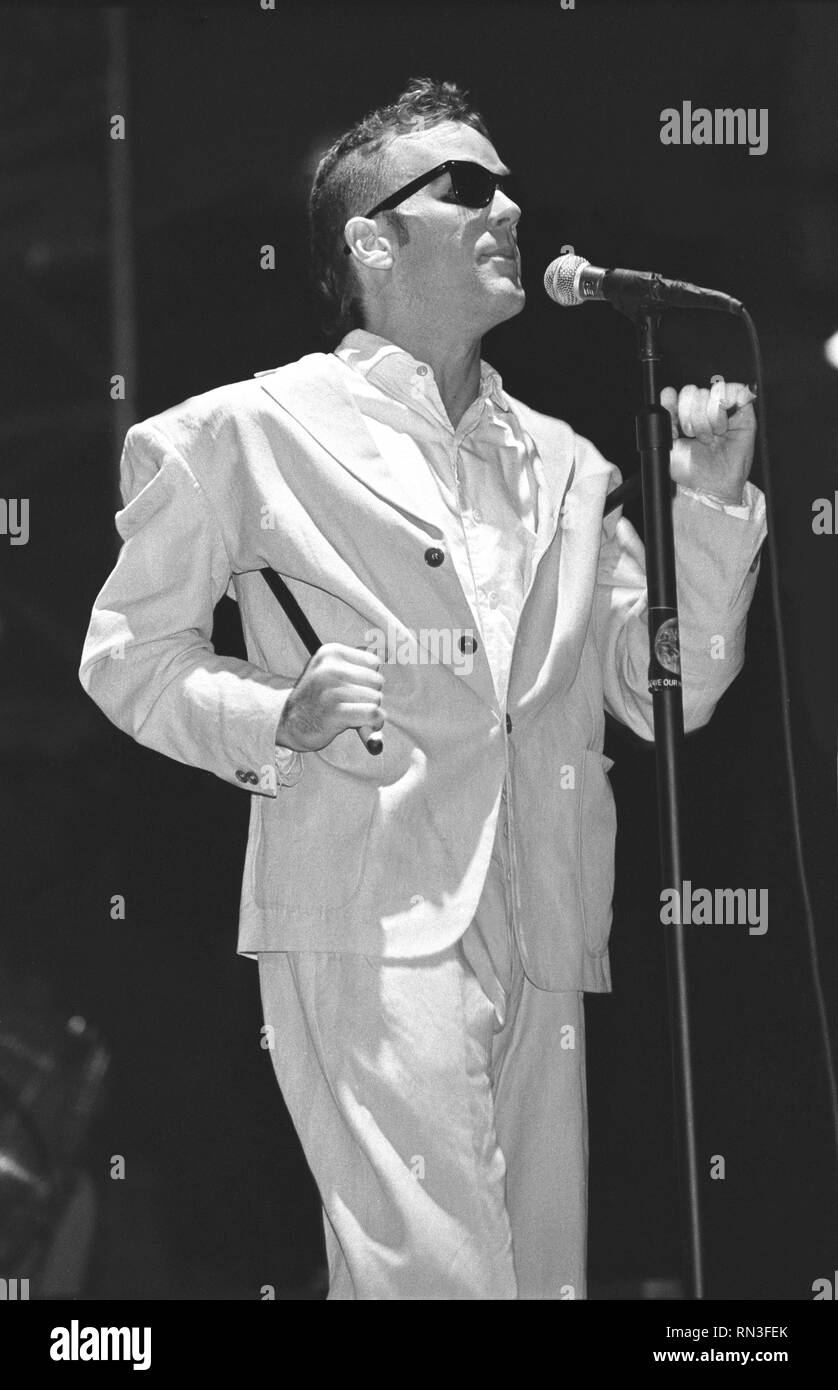 Sänger Michael Stipe von der Rockband R.E.M. ist dargestellt auf der Bühne während einer "live"-Konzert aussehen. Stockfoto