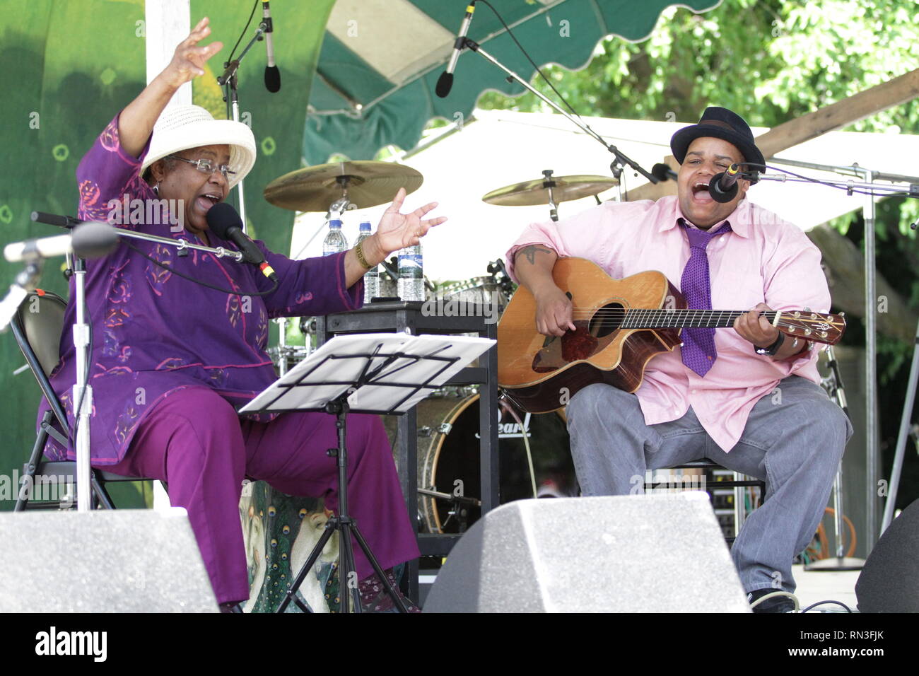 Sänger, Komponist, Gelehrter, und Sozialaktivist Dr. Bernice Johnson Reagon gezeigt, die mit ihrer Tochter Toshi Reagon während einer "live"-Konzert aussehen. Stockfoto