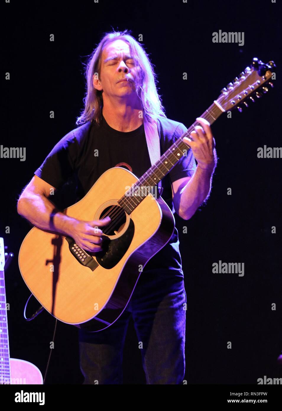 Gitarrist Tim Reynolds wird gezeigt auf der Bühne während Solo Akustik "Live"-Konzert aussehen. Stockfoto