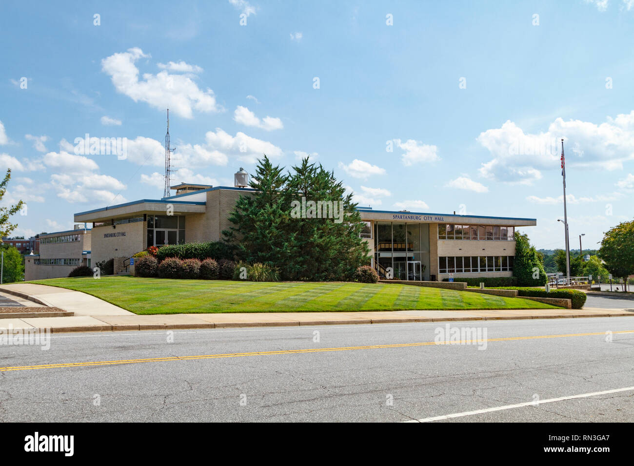 Die Stadt Spartanburg Sc Rathaus, Gericht, Polizei und Feuerwehr Gebäude an der Broad Street in der Innenstadt auf einem hellen meist sonnigen Tag Sommer im Juli. Stockfoto
