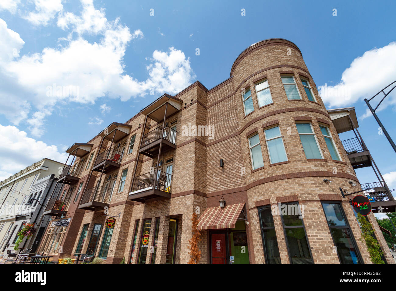 Ein modernes gemischte Verwendung in Zonen aufgeteilten Entwicklung mit Residental Apartments oben und unten Kleine und mittlere Unternehmen in der Innenstadt von Spartanburg Sc liegt auf einem meist sonnig Stockfoto